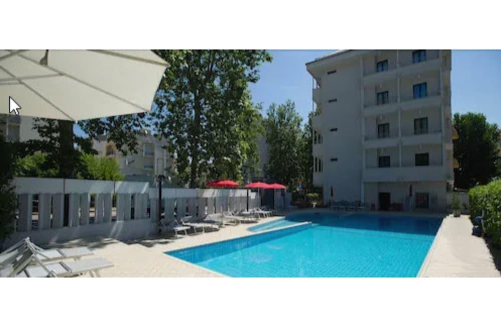 Hotel Ines Католика Екстериор снимка
